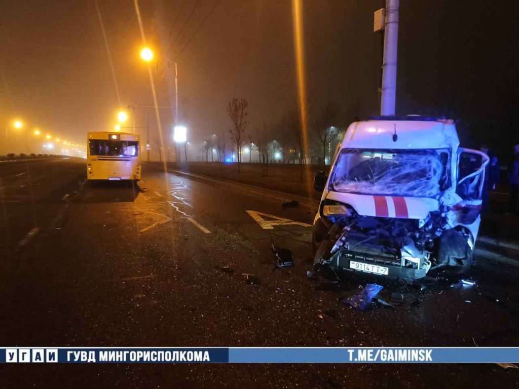 В Минске скорая врезалась в автобус