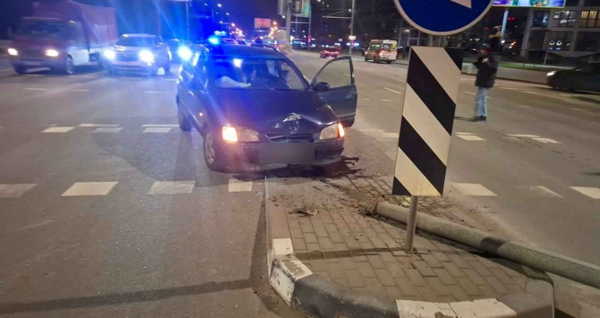 На Кижеватова «Mitsubishi» врезался в светофор