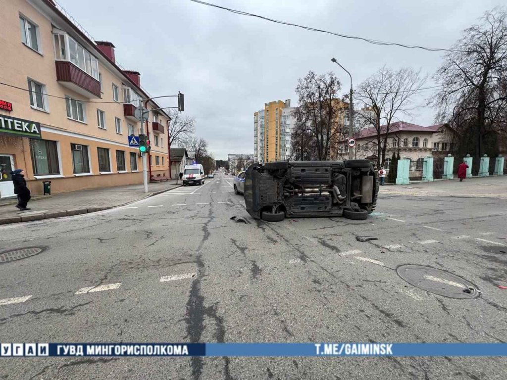 «Belgee» врезался в остановившийся «Toyota» и опрокинулся