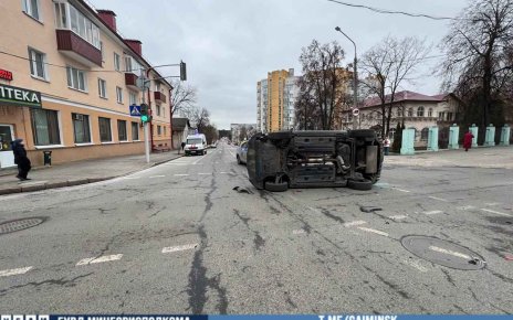 «Belgee» врезался в остановившийся «Toyota» и опрокинулся