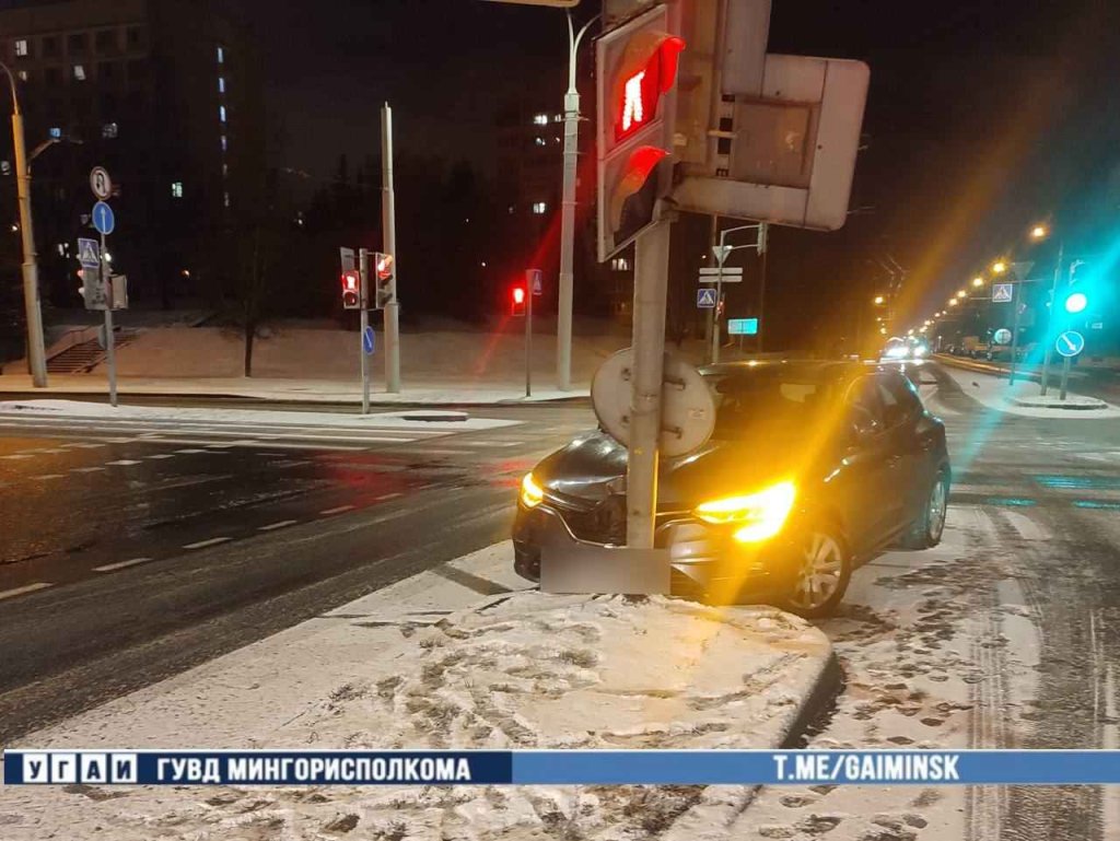 На Одоевского автоледи врезалась в светофор