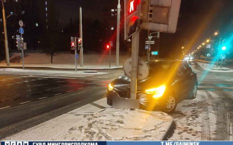На Одоевского автоледи врезалась в светофор