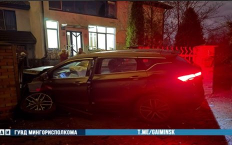 Пьяный водитель каршеринга устроил ДТП и врезался в ворота дома