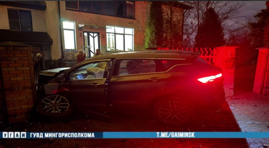 Пьяный водитель каршеринга устроил ДТП и врезался в ворота дома