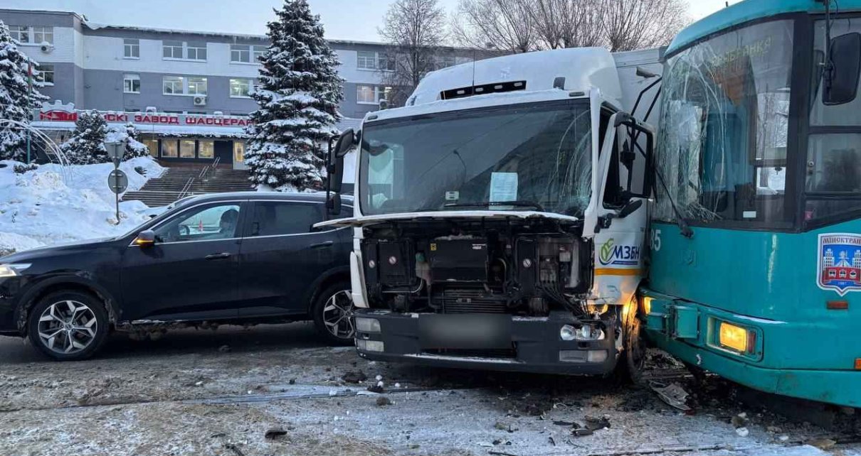 На улице Долгобродской авария с трамваем