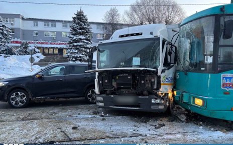 На улице Долгобродской авария с трамваем