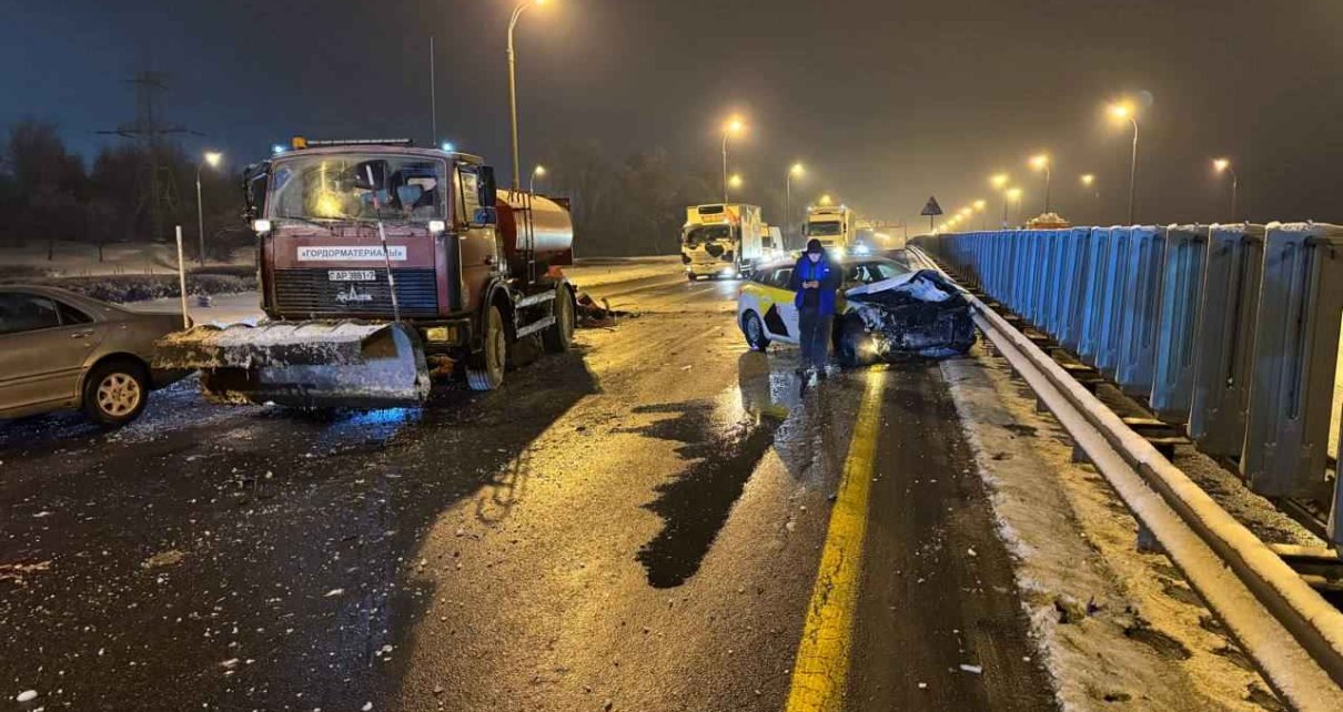 На МКАД «Renault» врезался в "МАЗ" с прицепом