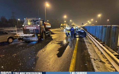 На МКАД «Renault» врезался в "МАЗ" с прицепом