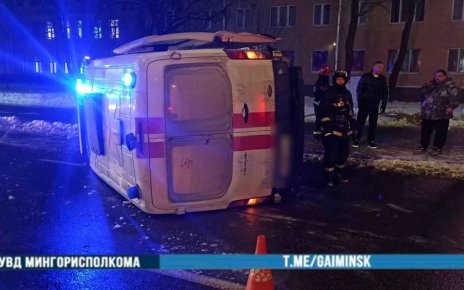 "Скорая помощь" опрокинулась после ДТП на Первомайской