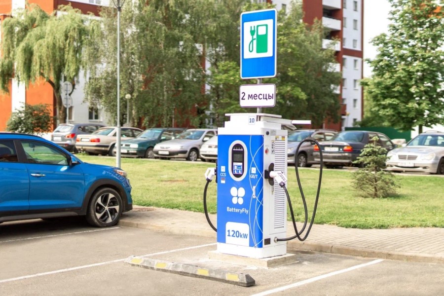 В Беларуси начали показывать свободные паркоместа у зарядных станций
