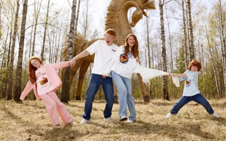 С блинами на футболках. В Беларуси выпустили коллекцию одежду по Масленице