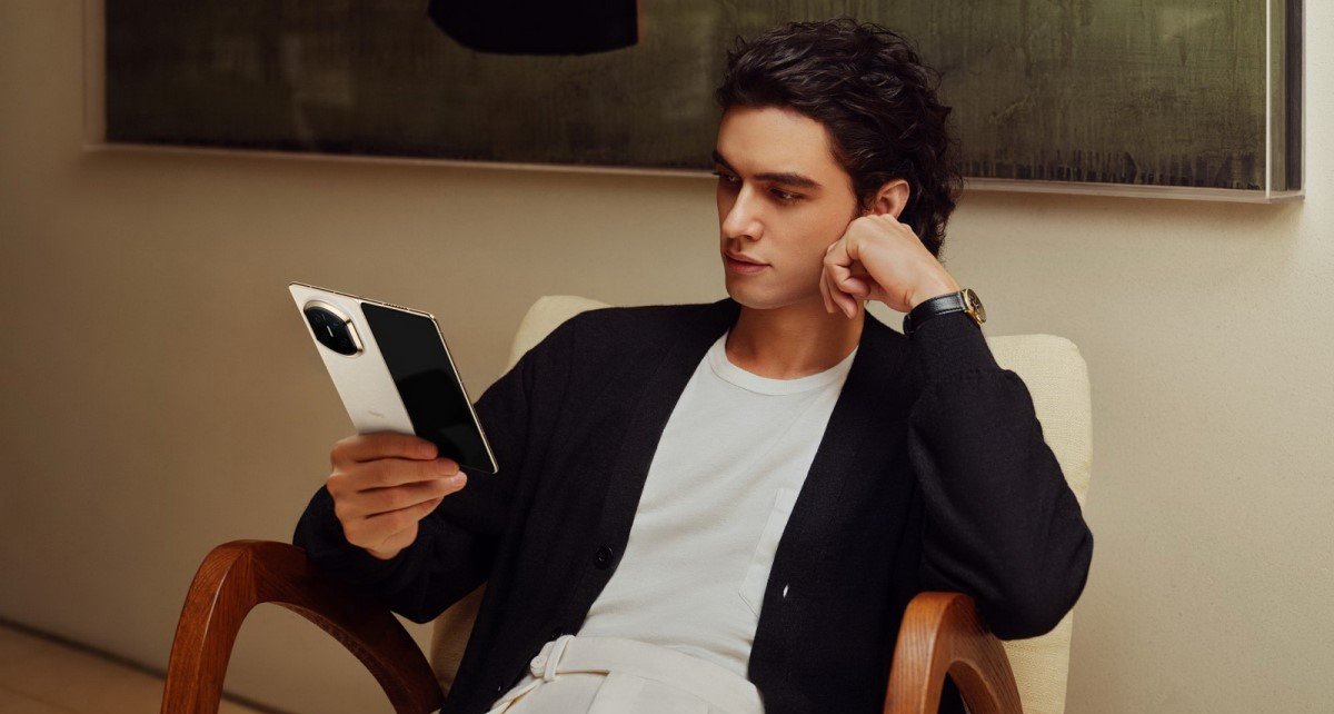 Тонкий и с флагманской камерой. В Беларуси начались продажи складного смартфона Huawei Mate X7