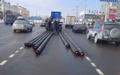 Грузовик «потерял» металлические трубы на Партизанском проспекте