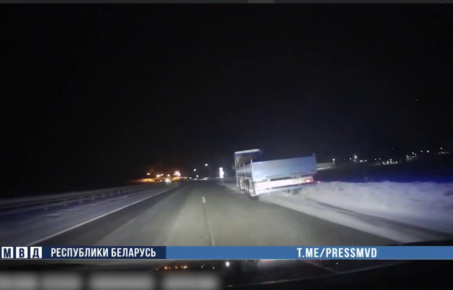 На трассе М-4 "Минск-Могилев" пьяный бесправник угнал фуру