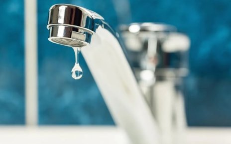 На улице Маяковского прорвало трубу