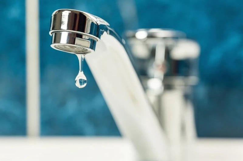 На улице Маяковского прорвало трубу