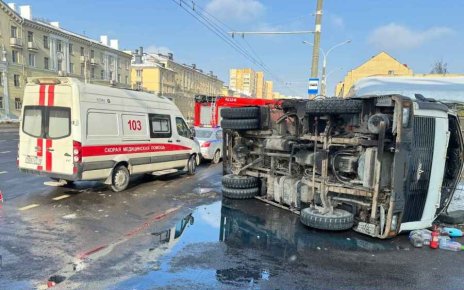 На Маяковского опрокинулся грузовик (ВИДЕО)