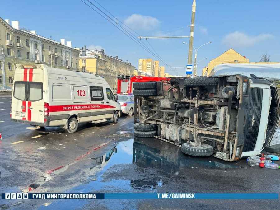 На Маяковского опрокинулся грузовик (ВИДЕО)