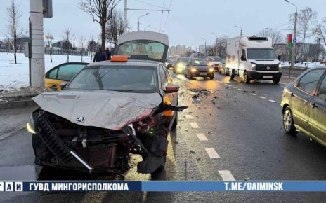 Таксист уснул за рулем и устроил аварию на улице Орловской