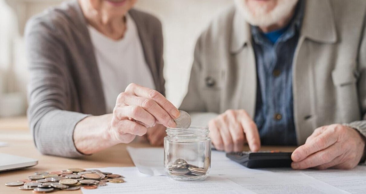 Стало известно, как отличаются пенсии мужчин и женщин в ЕС. А что в Беларуси?