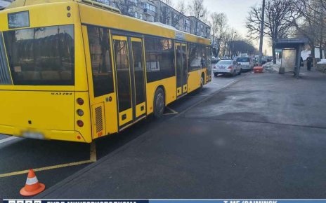 В Минске пенсионерку зажало дверями автобуса и она упала под колеса