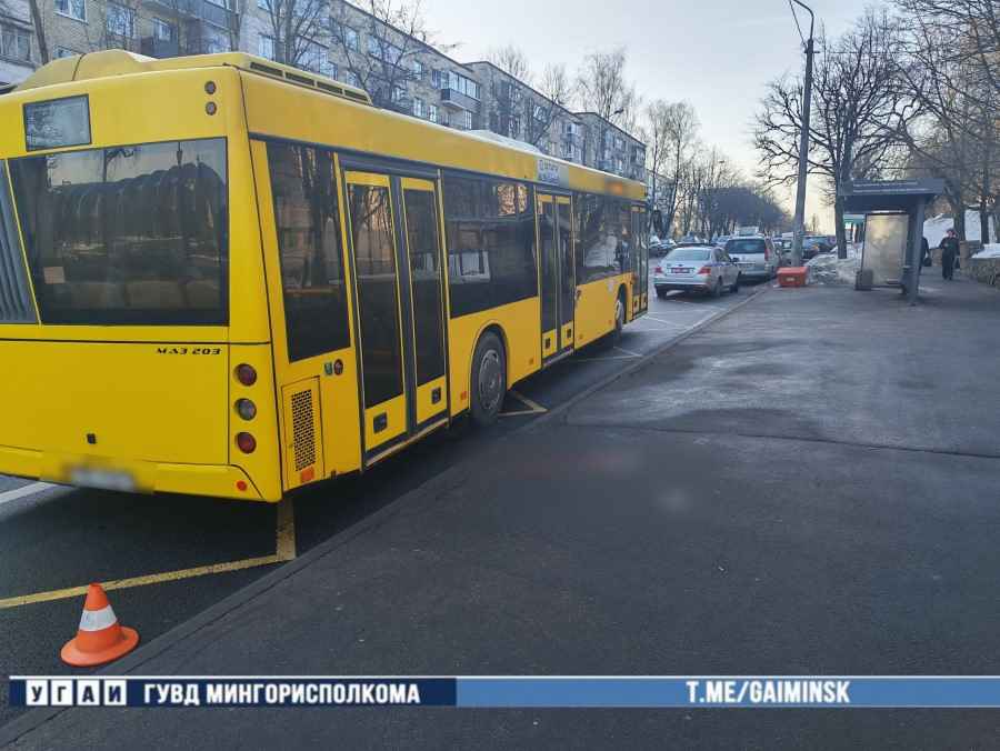 В Минске пенсионерку зажало дверями автобуса и она упала под колеса