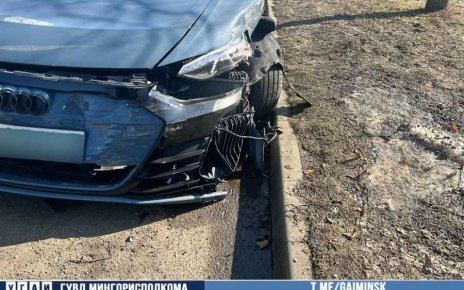 "Ауди" подрифтовал и врезался в стоящие легковушки на ул. Белецкого