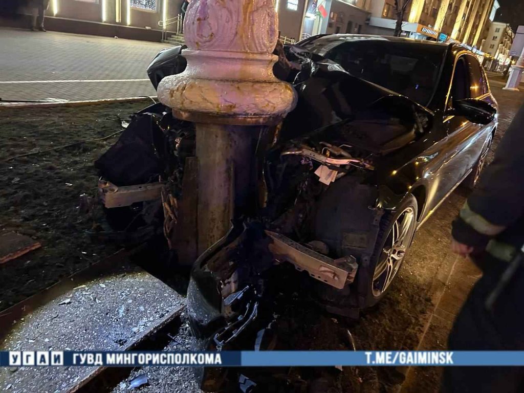 Пьяный водитель не справился с управлением и въехал в столб