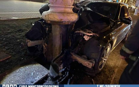 Пьяный водитель не справился с управлением и въехал в столб