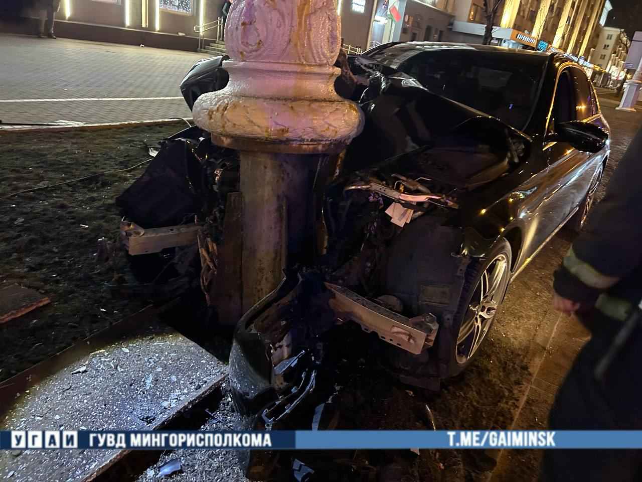 Пьяный водитель не справился с управлением и въехал в столб Пьяный водитель не справился с управлением и въехал в столб