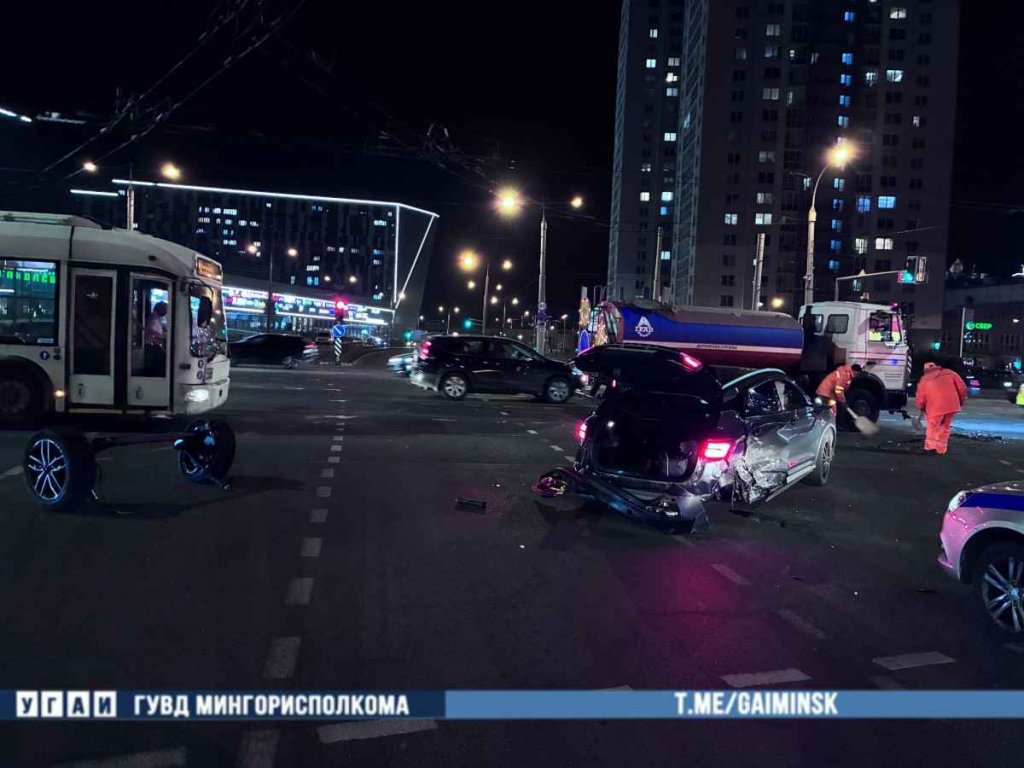 «Hyundai» вылетел на красный и устроил аварию на проспекте Независимости