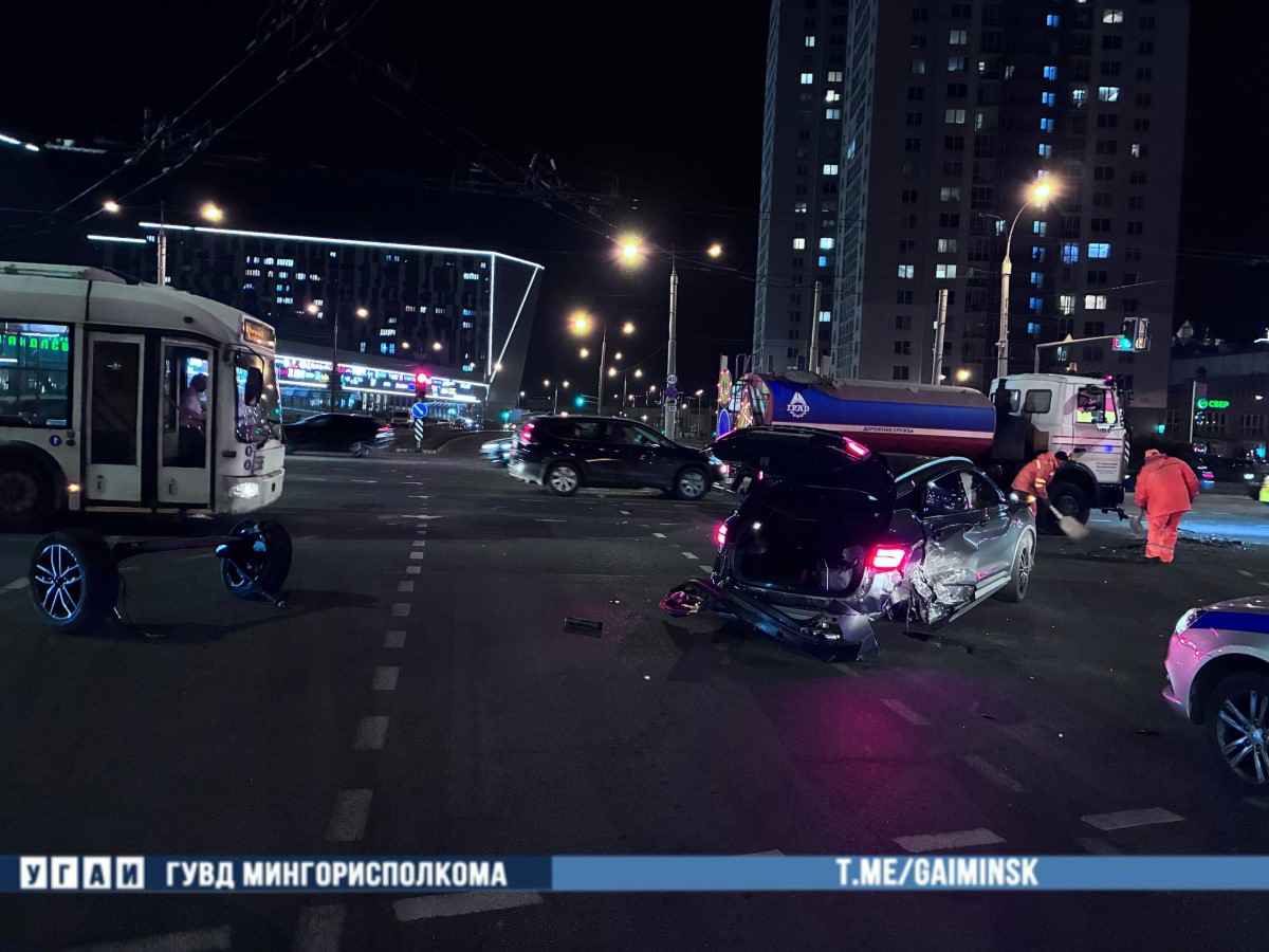 «Hyundai» вылетел на красный и устроил аварию на проспекте Независимости