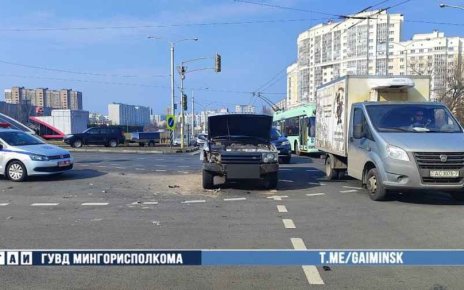 BMW проехал на красный и врезался в «Land Rover»