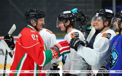 Лукашенко дал советы хоккеистам "Динамо-Минск" перед продолжением выступления в КХЛ