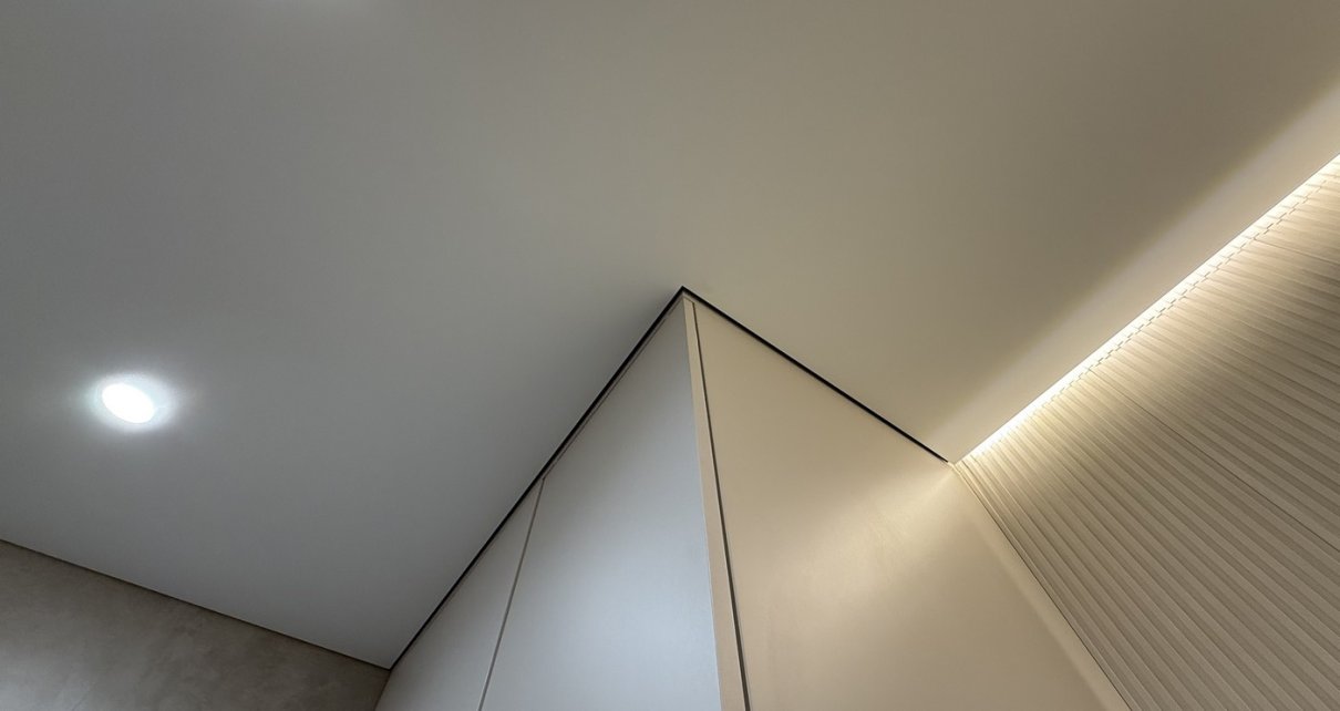 Потолок без плинтуса: как работает теневой евро‑профиль и когда он нужен