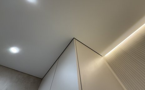 Потолок без плинтуса: как работает теневой евро‑профиль и когда он нужен