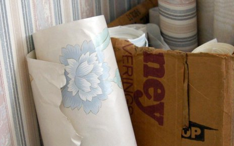 Почему нельзя бросать старые обои в контейнер у дома: правила вывоза