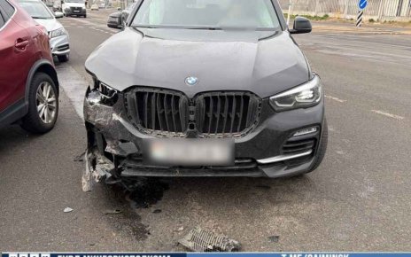 На столичном перекрестке столкнулись "БМВ" и "Ниссан"