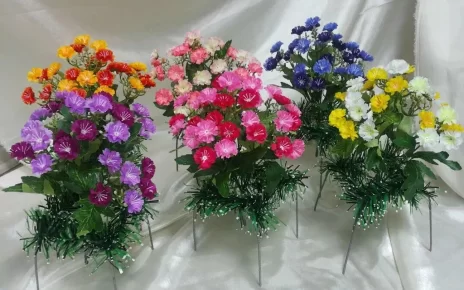 Белорусов призвали отказаться от пластиковых цветов на кладбищах