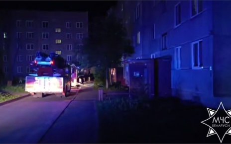 В Вилейке спасатели вытащили мужчину из горящей квартиры на пятом этаже