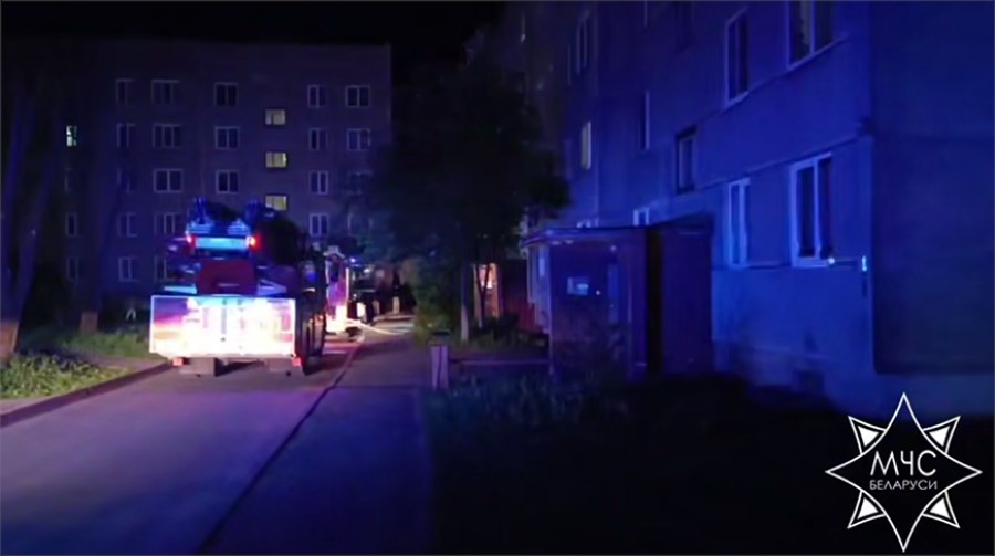 В Вилейке спасатели вытащили мужчину из горящей квартиры на пятом этаже В Вилейке спасатели вытащили мужчину из горящей квартиры на пятом этаже