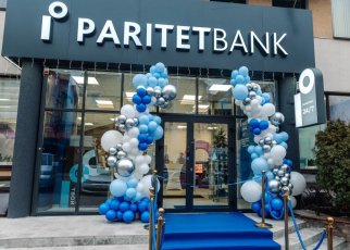 В Paritetbank предложили новым клиентам полностью бесплатные карты с манибэком до 16%. Они позволяет свободно оплачивать зарубежные сервисы, платить за границей и пользоваться Apple Pay. Карты выпускают на платформе Mastercard. Оформить их бесплатно можно по 8 мая включительно. В этом случае бесплатным будет как выпуск, так и обслуживание карты. На выбор предлагают три пластиковые карты — #КОМБОкарта Mastercard в белорусских рублях с манибэком до 16%, которые перечисляют в конце месяца деньгами, а не бонусами. В качестве валютной альтернативы — Mastercard Standard в евро или долларах. Такая больше подойдет для расчетов за границей и в интернете без конверсий. Все карты «дружат» с Apple Pay. Ими можно расплачиваться в зарубежных магазинах, ресторанах, отелях и аэропортах. Они также позволяют оплачивать онлайн-подписки и зарубежные сервисы. Для платежей в ЕРИП достаточно привязать номер плательщика — с настройкой автоплатежей поможет персональный менеджер. «Сейчас в стране наблюдается повышенный спрос на карты, которые позволяют оплачивать зарубежные подписки и использовать Apple Pay. Мы решили помочь белорусам, предложив выпустить и обслуживать эти карты бесплатно. А в случае с картой в белорусских рублях — еще и пользоваться манибэком до 16%. К лету это особенно актуально», — поясняют в Paritetbank. Карты доступны только новым клиентам Paritetbank. Их можно оформить прямо в приложении iParitet или в отделении банка с бесплатной доставкой почтой.