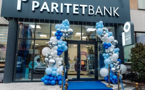 В Paritetbank предложили новым клиентам полностью бесплатные карты с манибэком до 16%. Они позволяет свободно оплачивать зарубежные сервисы, платить за границей и пользоваться Apple Pay. Карты выпускают на платформе Mastercard. Оформить их бесплатно можно по 8 мая включительно. В этом случае бесплатным будет как выпуск, так и обслуживание карты. На выбор предлагают три пластиковые карты — #КОМБОкарта Mastercard в белорусских рублях с манибэком до 16%, которые перечисляют в конце месяца деньгами, а не бонусами. В качестве валютной альтернативы — Mastercard Standard в евро или долларах. Такая больше подойдет для расчетов за границей и в интернете без конверсий. Все карты «дружат» с Apple Pay. Ими можно расплачиваться в зарубежных магазинах, ресторанах, отелях и аэропортах. Они также позволяют оплачивать онлайн-подписки и зарубежные сервисы. Для платежей в ЕРИП достаточно привязать номер плательщика — с настройкой автоплатежей поможет персональный менеджер. «Сейчас в стране наблюдается повышенный спрос на карты, которые позволяют оплачивать зарубежные подписки и использовать Apple Pay. Мы решили помочь белорусам, предложив выпустить и обслуживать эти карты бесплатно. А в случае с картой в белорусских рублях — еще и пользоваться манибэком до 16%. К лету это особенно актуально», — поясняют в Paritetbank. Карты доступны только новым клиентам Paritetbank. Их можно оформить прямо в приложении iParitet или в отделении банка с бесплатной доставкой почтой.