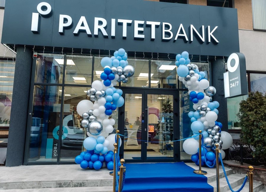 В Paritetbank предложили новым клиентам полностью бесплатные карты с манибэком до 16%. Они позволяет свободно оплачивать зарубежные сервисы, платить за границей и пользоваться Apple Pay. Карты выпускают на платформе Mastercard. Оформить их бесплатно можно по 8 мая включительно. В этом случае бесплатным будет как выпуск, так и обслуживание карты. На выбор предлагают три пластиковые карты — #КОМБОкарта Mastercard в белорусских рублях с манибэком до 16%, которые перечисляют в конце месяца деньгами, а не бонусами. В качестве валютной альтернативы — Mastercard Standard в евро или долларах. Такая больше подойдет для расчетов за границей и в интернете без конверсий. Все карты «дружат» с Apple Pay. Ими можно расплачиваться в зарубежных магазинах, ресторанах, отелях и аэропортах. Они также позволяют оплачивать онлайн-подписки и зарубежные сервисы. Для платежей в ЕРИП достаточно привязать номер плательщика — с настройкой автоплатежей поможет персональный менеджер. «Сейчас в стране наблюдается повышенный спрос на карты, которые позволяют оплачивать зарубежные подписки и использовать Apple Pay. Мы решили помочь белорусам, предложив выпустить и обслуживать эти карты бесплатно. А в случае с картой в белорусских рублях — еще и пользоваться манибэком до 16%. К лету это особенно актуально», — поясняют в Paritetbank. Карты доступны только новым клиентам Paritetbank. Их можно оформить прямо в приложении iParitet или в отделении банка с бесплатной доставкой почтой.