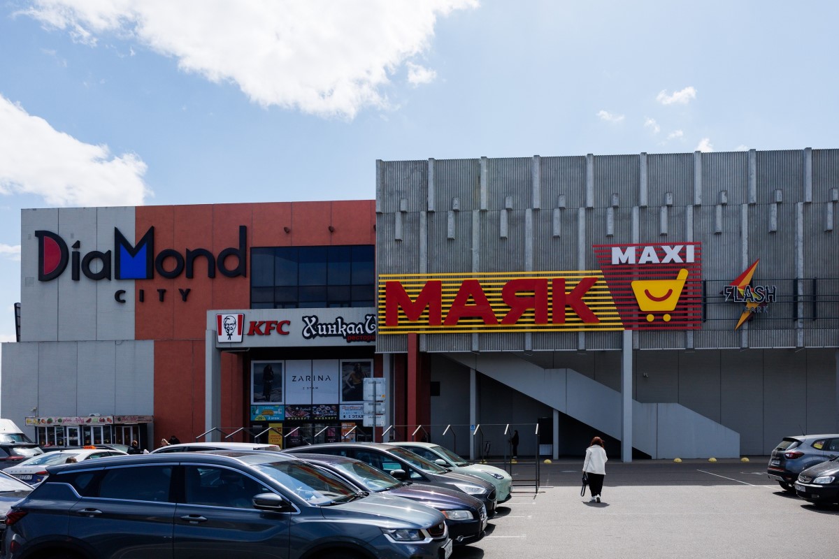 В Малиновке открыли гипердискаунтер «Маяк Maxi». Пришли тысячи человек В Малиновке открыли гипердискаунтер «Маяк Maxi». Пришли тысячи человек