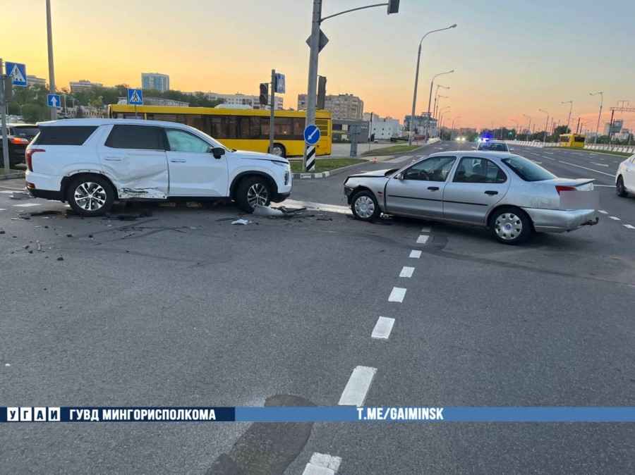 Пьяный водитель на Ford устроил аварию проехав на "красный": пострадала пассажирка Hyundai