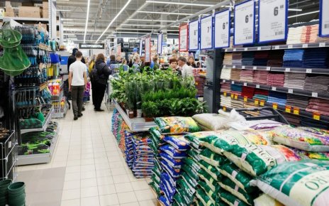 Нашумевшие туи за 8,99 и кресла за 39,9. В ОМА разметают товары по суперценам
