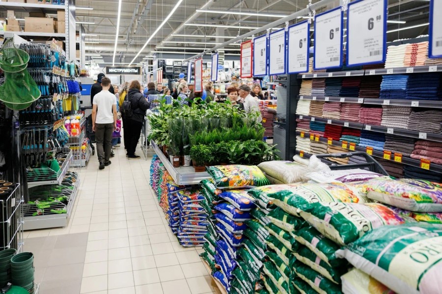 Нашумевшие туи за 8,99 и кресла за 39,9. В ОМА разметают товары по суперценам Нашумевшие туи за 8,99 и кресла за 39,9. В ОМА разметают товары по суперценам