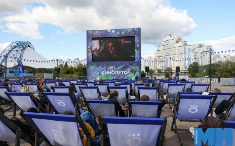 Кино под небом: В центре Минска открылся бесплатный летний кинотеатр