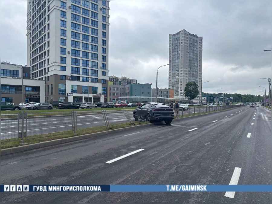 BMW не справился с управлением и врезался в ограждение на улице Франциска Скорины Дрифтанул: BMW не справился с управлением и врезался в ограждение на улице Франциска Скорины